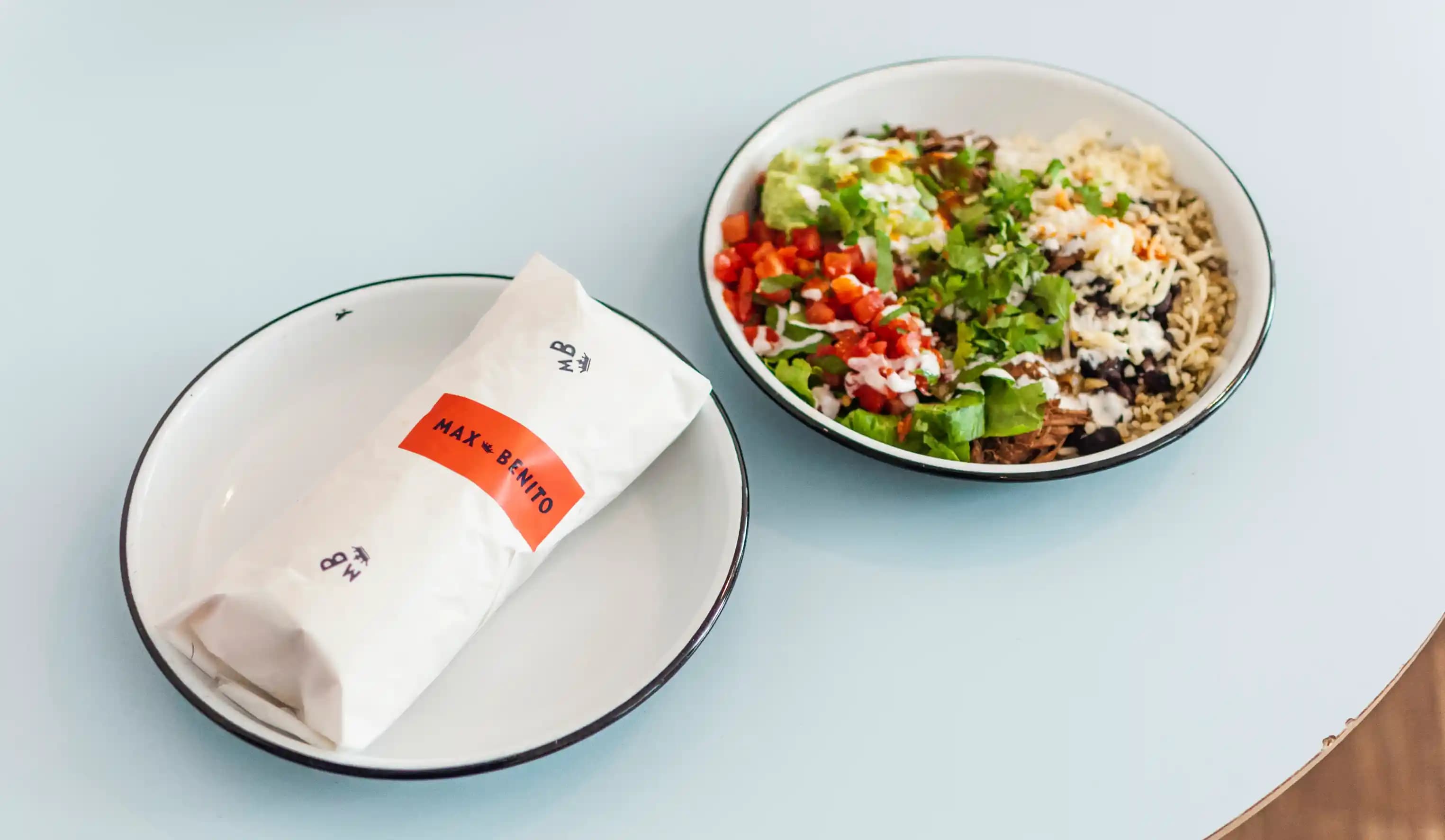 Foto von einem Burrito und einer Bowl von Max & Benito