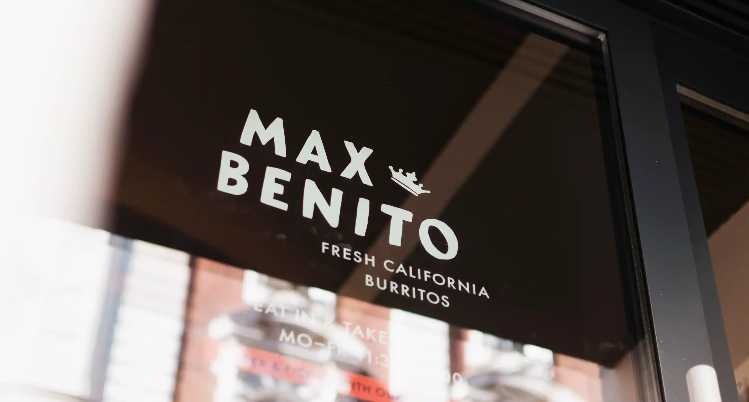 Foto des Max & Benito Logos an einer Glastüre
